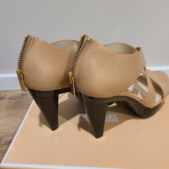 Michael Kors womens Sandals size 8M - Picture 5 of 10